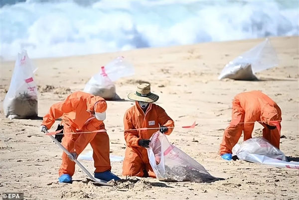 海岸惊现2000个神秘黑球 恶臭难闻 竟和伦敦下水道脂肪怪有关