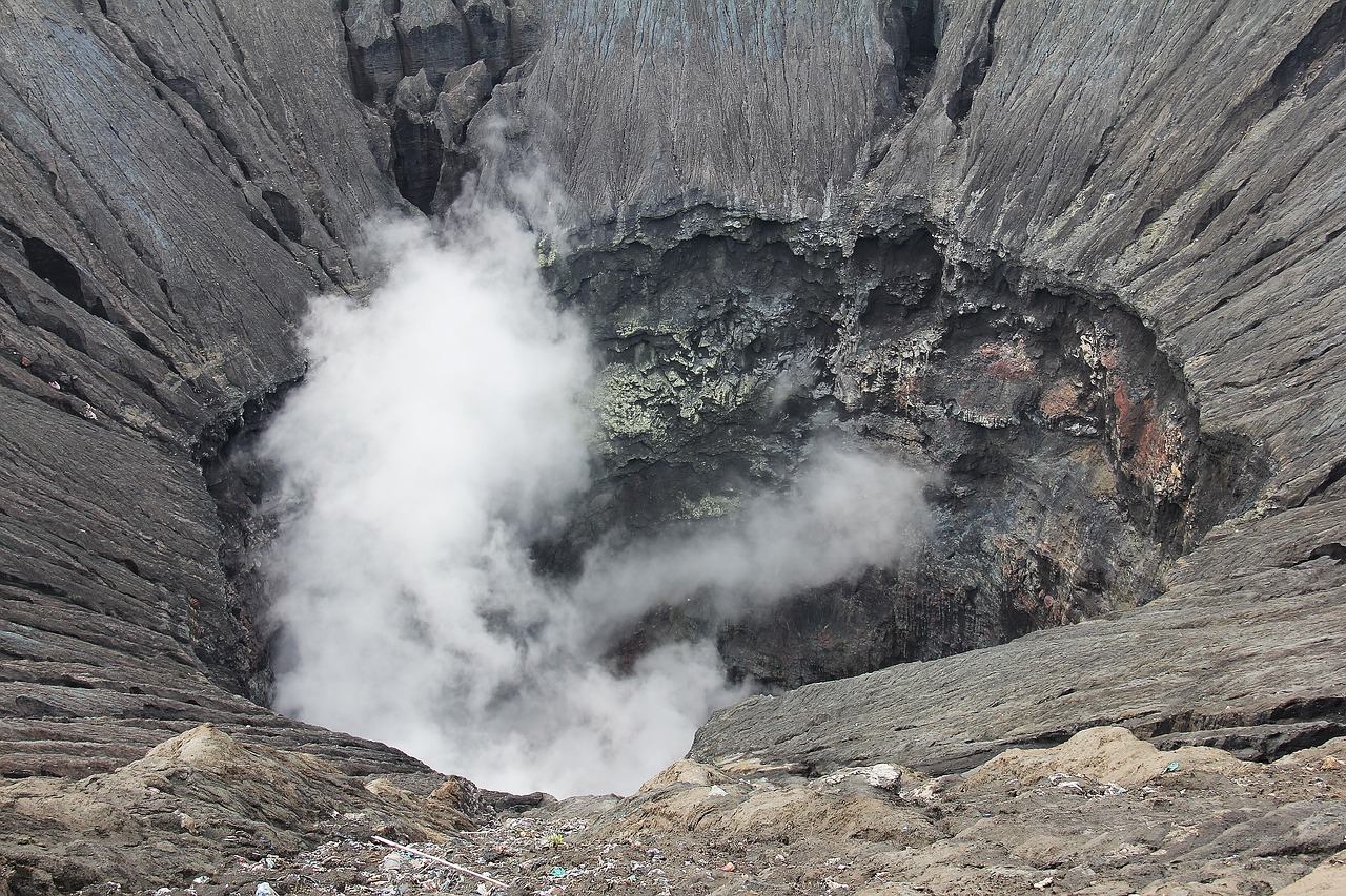 印尼佛罗雷斯岛火山深夜喷发 至少10死